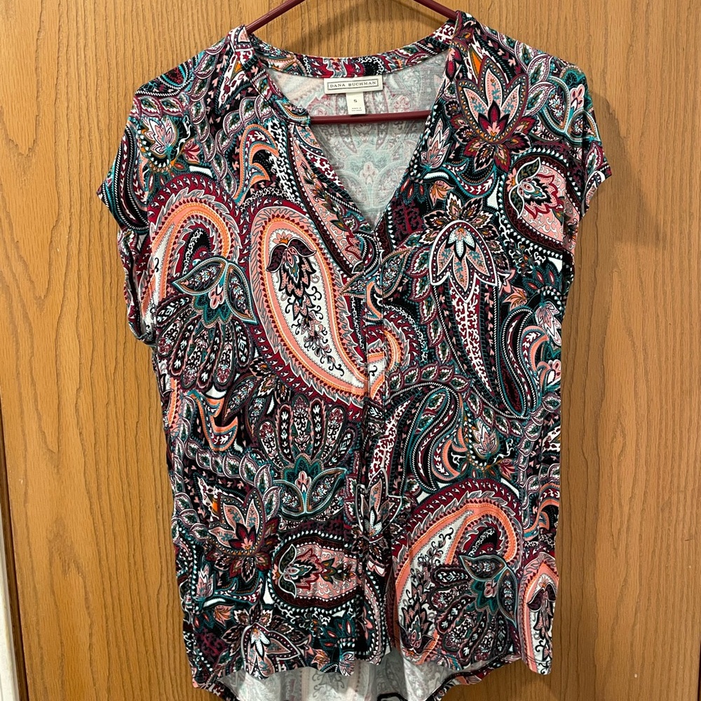 Dana Buchman blouse size small.